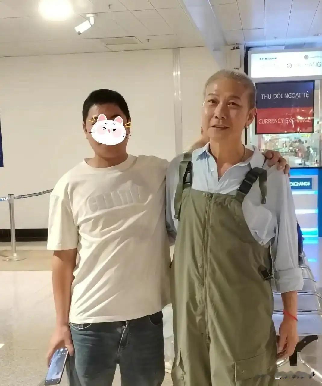 62岁钱小豪机场被偶遇，满头白发人很消瘦，与妻子分房睡10余年！[灵光一闪][灵