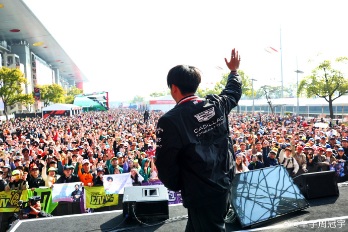 #周冠宇说会努力回来的# 周冠宇分享照片并配文“我会努力回来的”，等你重返F1正