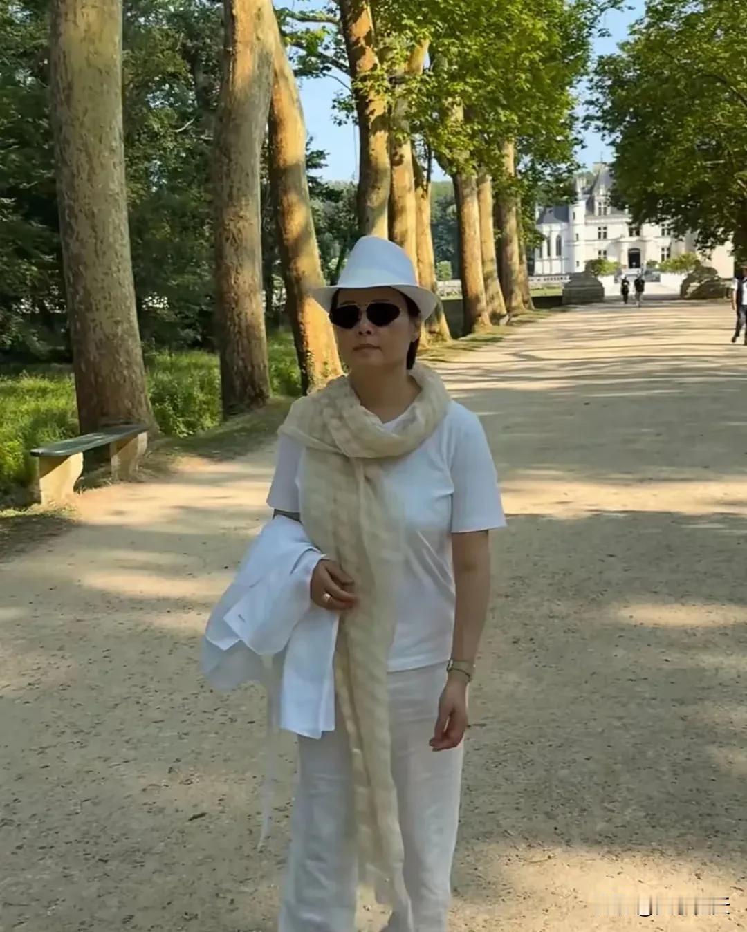 52岁袁立法国街头晒背，穿裙子直接趴路边长椅，松弛得不像明星！！！ ​