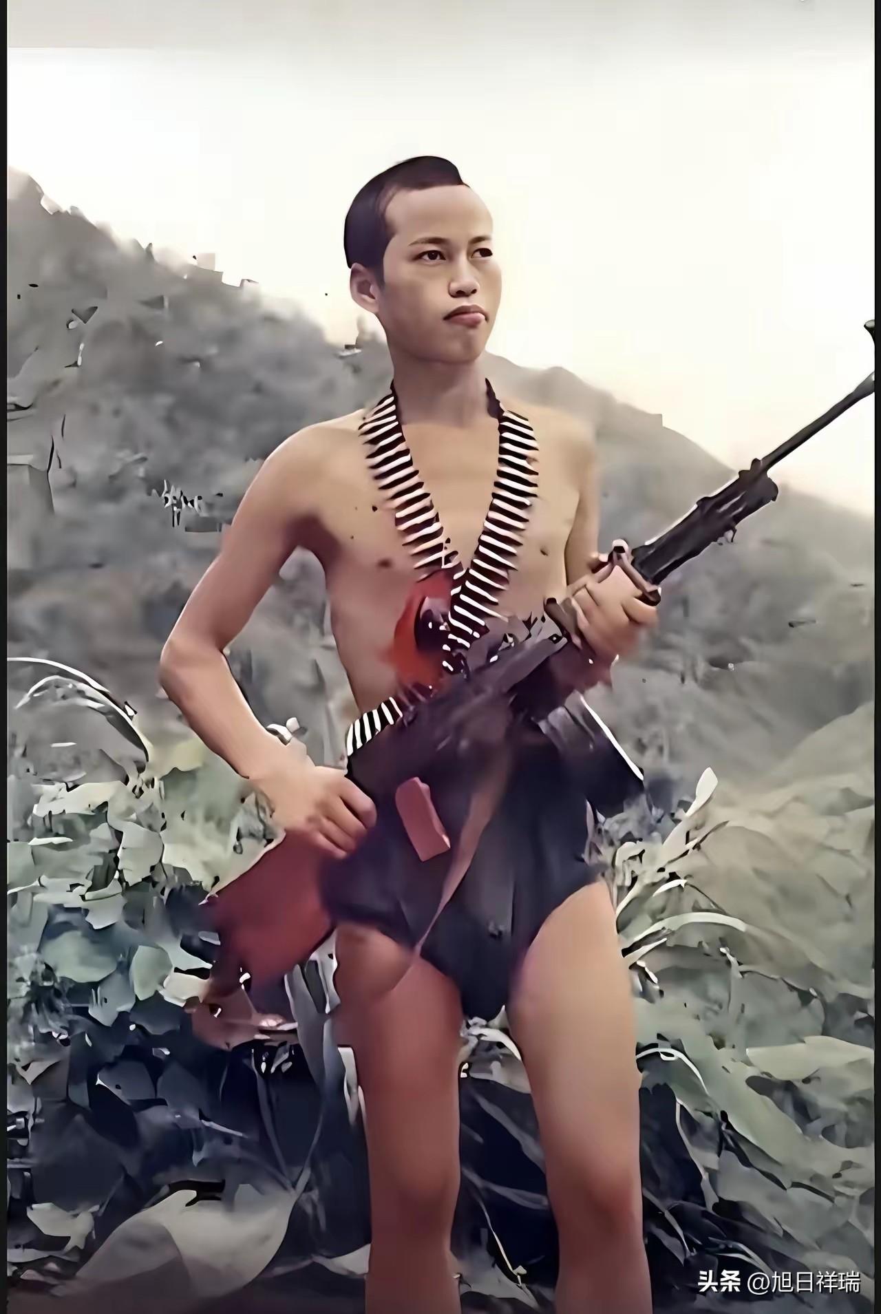 致敬！河北河间二等功臣吴建厂1987年老山前线光膀子挂光荣弹端56式轻机枪，战后