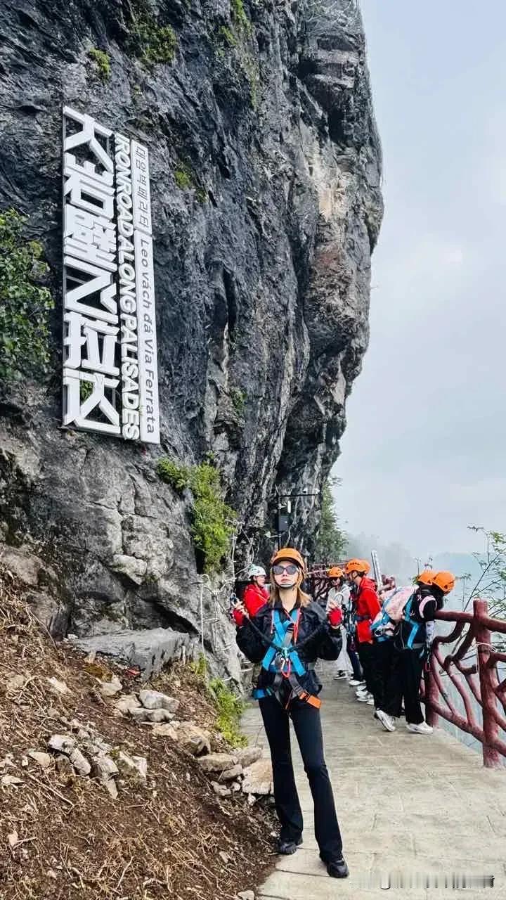 我可不是弱女子…
姐脚下的影子，从来不会像谁。
取悦自己、探索世界