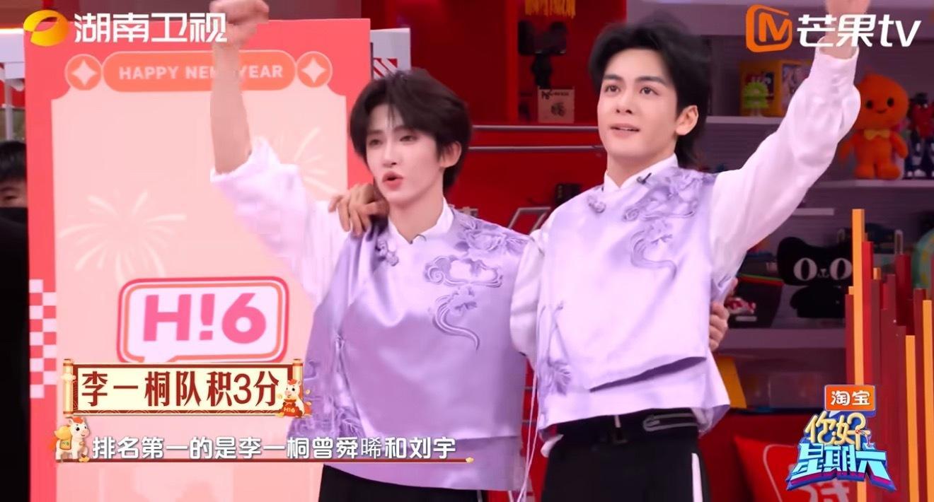 曾舜晞健身教练上线曾舜晞健身教练上线带着其他成员做了健身动作，看得出来平时没少练