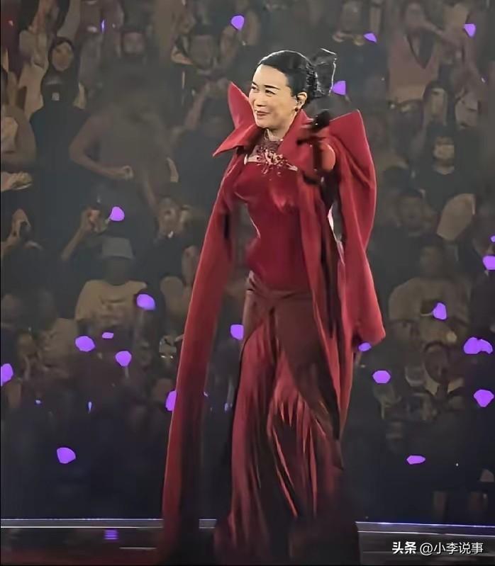 租一件演出服就要16万，
买下来直接砸60万。
那英北京演唱会这套巴黎高定孤品，