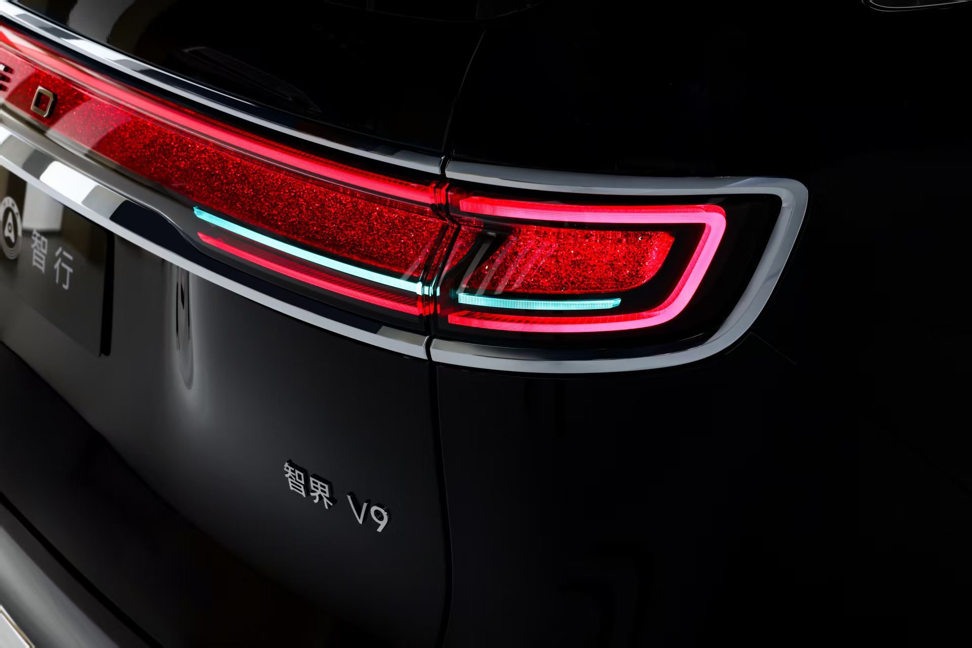 华为春季全场景新品发布会到发布会现场了，等会还能看到鸿蒙智行首款MPV智界V9，