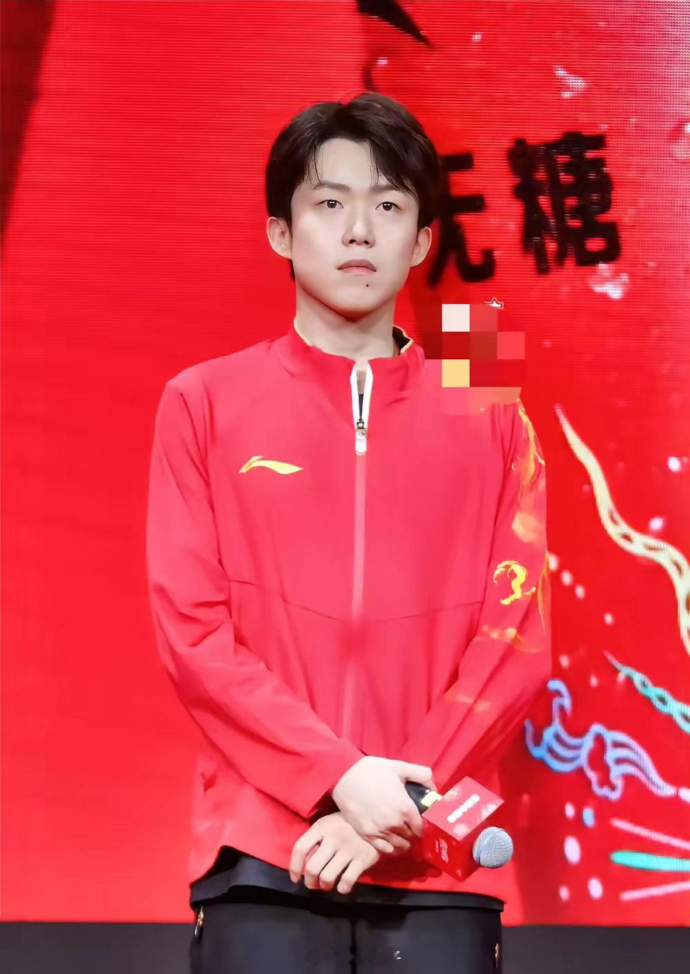 王楚钦站C位惹火杨洋粉丝。王楚钦在结束了乒超联赛后，就去参加了可口可乐的代言，但