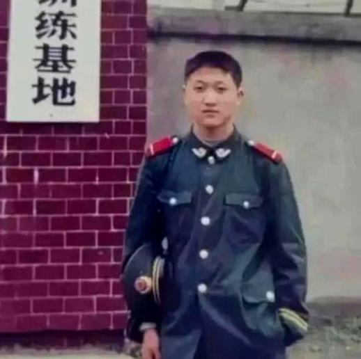 2006年，三个彪形大汉企图将一名18岁少女拐卖至南方，乘车途中，女孩偷偷向身旁