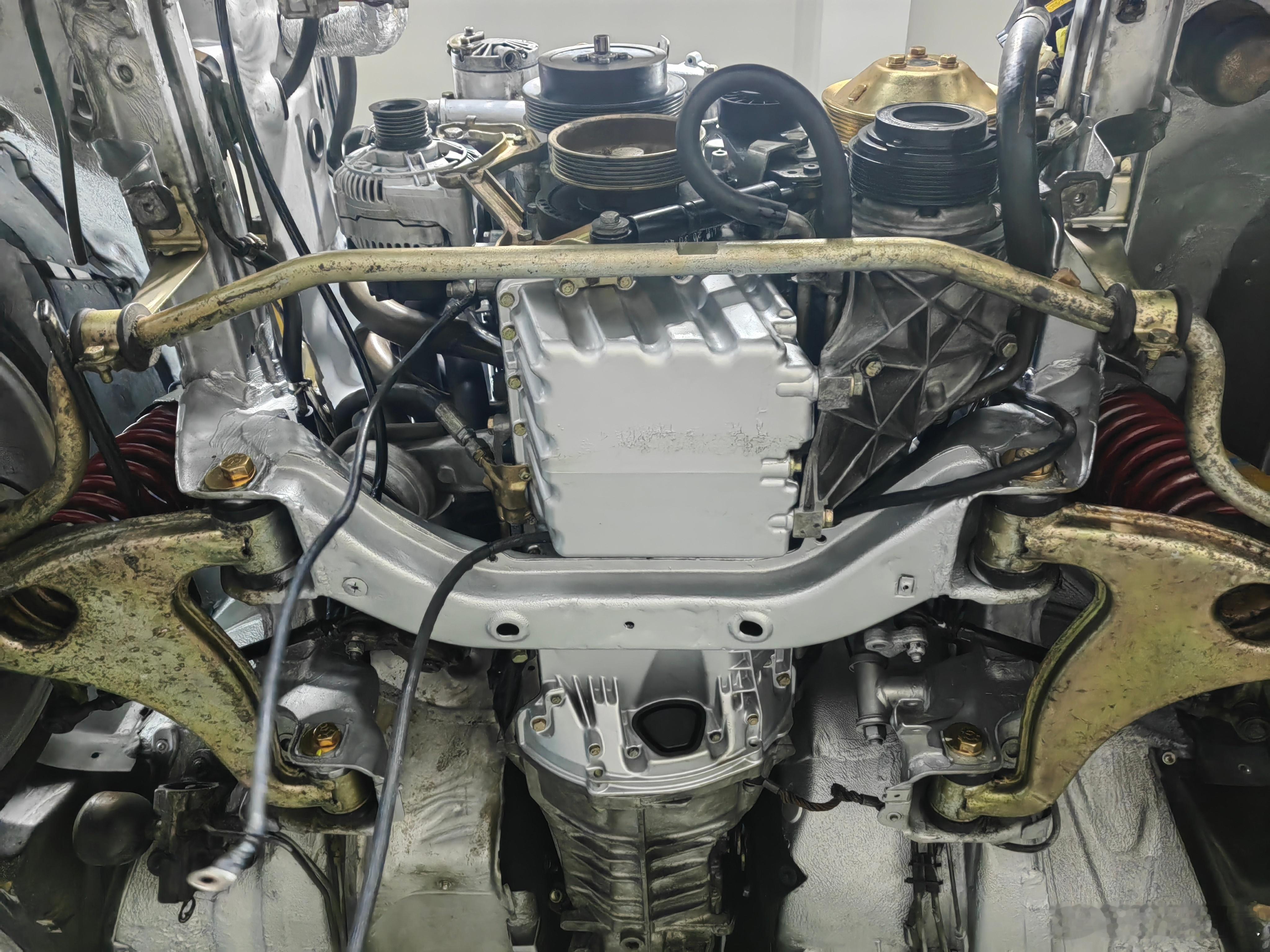 朋友十年前复修的 190E 2.5 16V，他喜欢金银配，就把不少配件电镀成金色