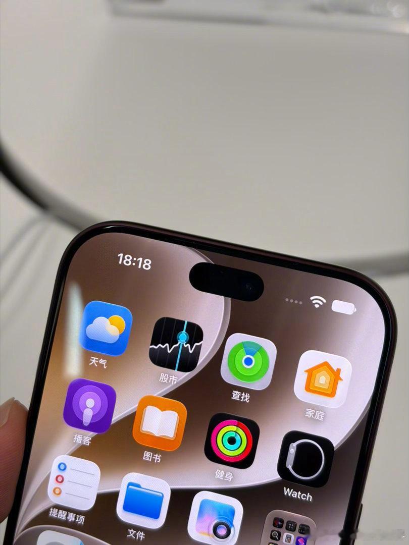 路过苹果店摸了几把 iPhone 18 Pro。简单感受：1、颜色比想象中深一些