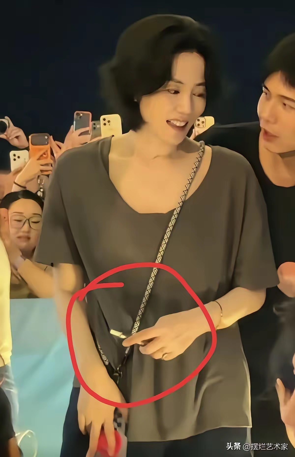 果然是龙生龙，凤生凤，王菲的两个女儿竟然都是老烟民，王菲不但自己抽，两个女儿也跟