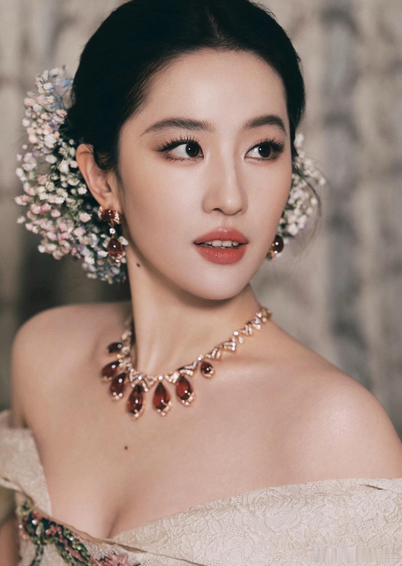 孟子义今晚的发型做的是刘亦菲最近很火的仿妆吧，不过孟子义没做贴头皮，把前面头发做