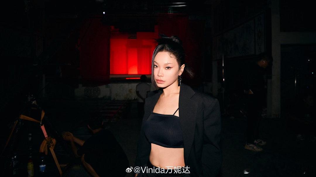 万妮达七溜八溜WAIYA口碑万妮达七溜八溜WAIYA质感从录音室原版曲目到综艺舞