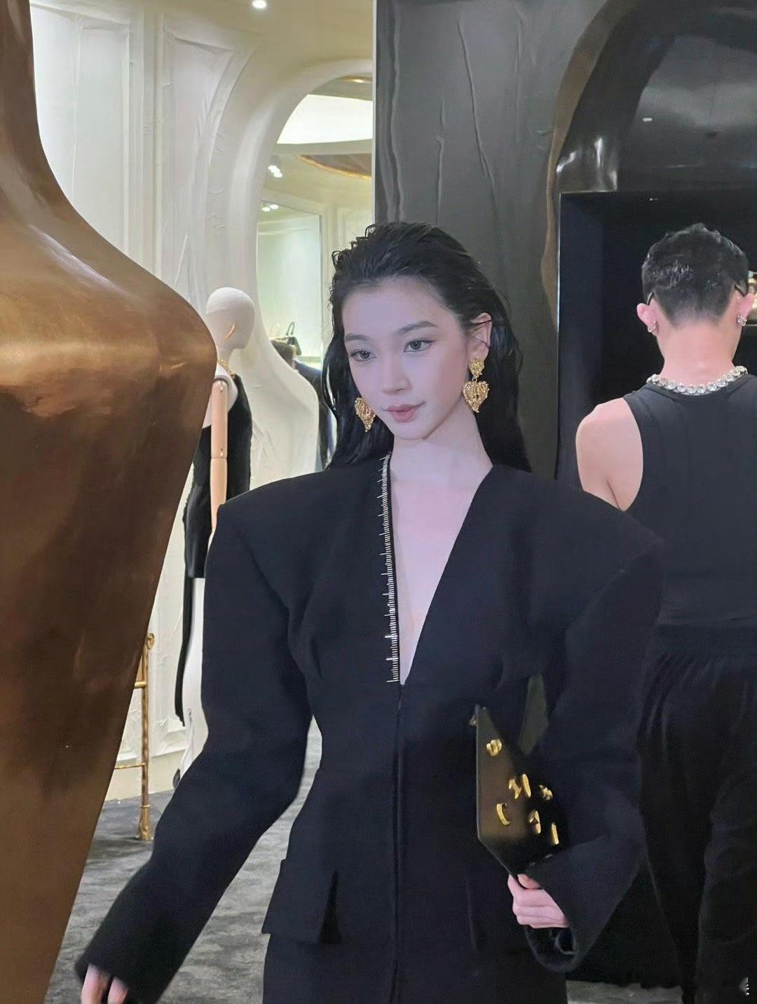 #易梦玲湿发造型#这个肩垫得有点太宽了吧[允悲] ​​​