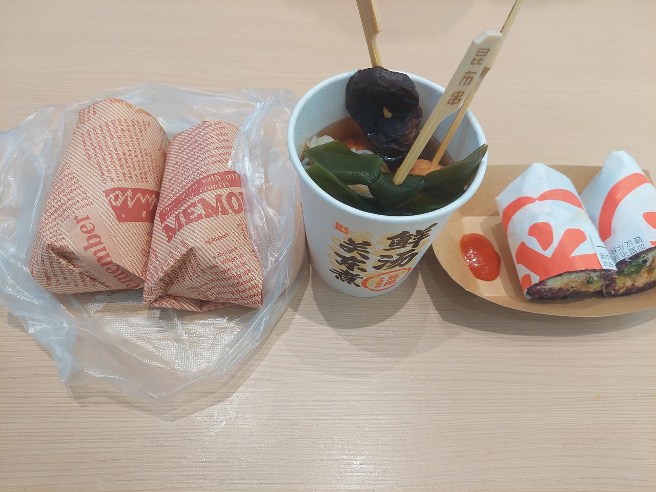 饭团 15 块 9，关东煮 9 块 9，卷饼 8 元，总计 34 块 8。

今
