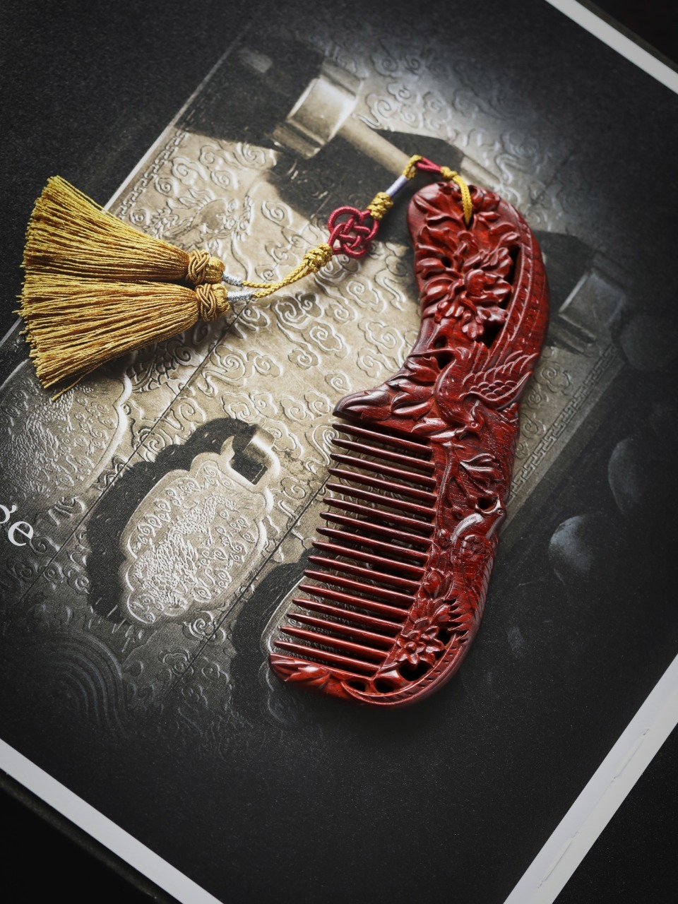 紫檀【富贵呈祥】木梳凤飞姿物，流露出不可抗拒的温柔，牡丹花绽香溢，沁人的芳菲流连