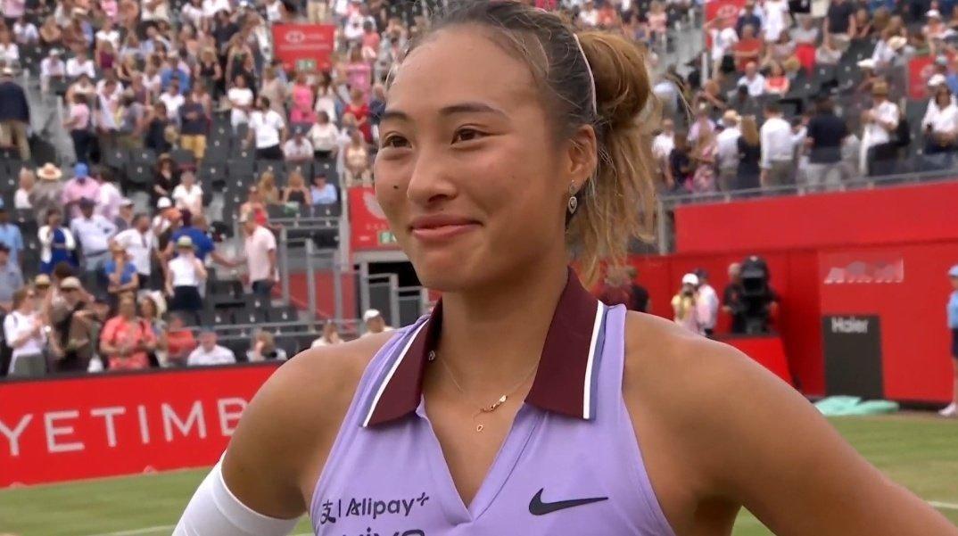 郑钦文晋级女王杯4强 主持人：“现场观众很有英国风情。不过你也有很多中国粉丝。在