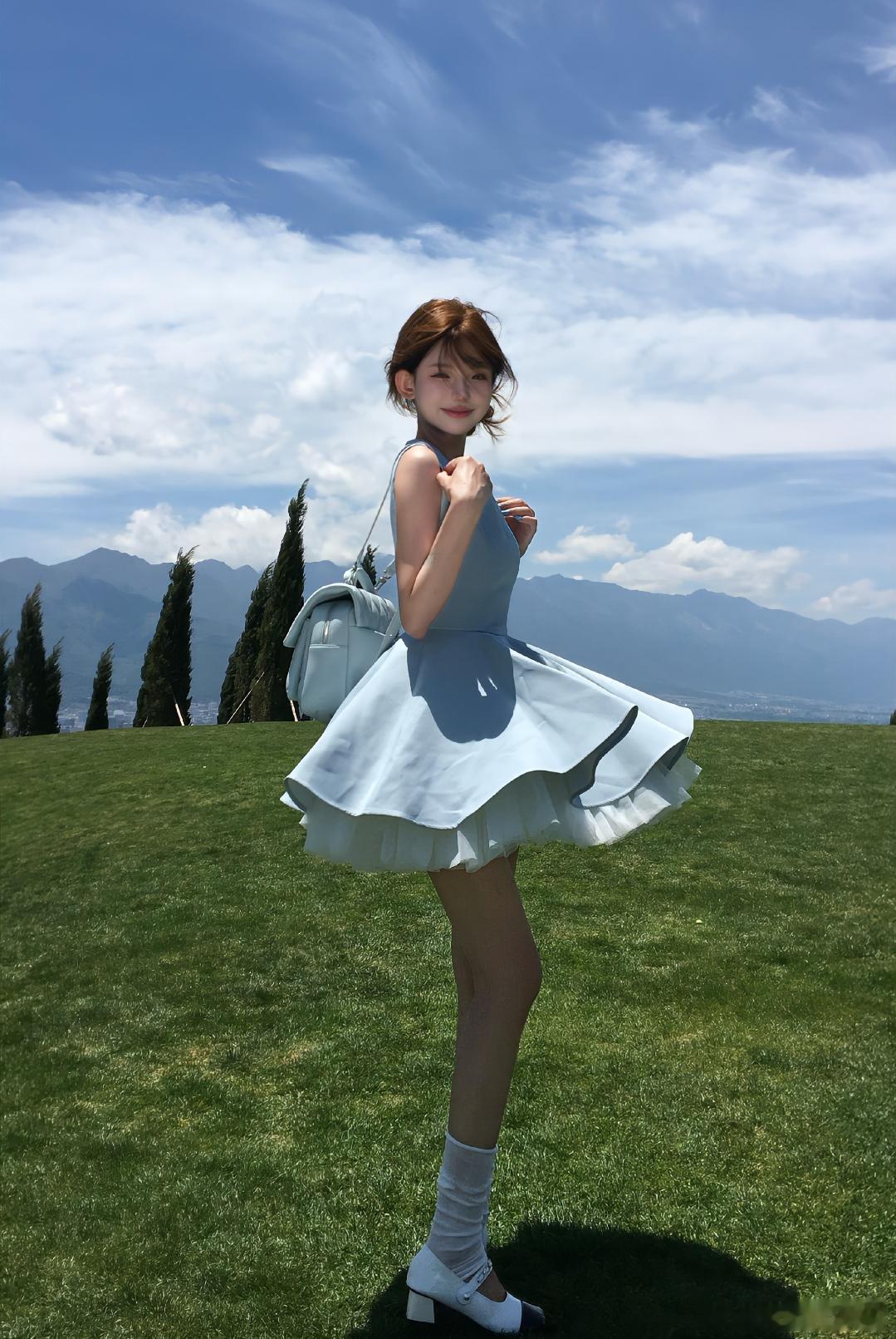 洋洋高锐·脉脉荷花·吗◎山、云、草一寸……芳甸多么美呀◎她……犹如一朵莲花在草坪