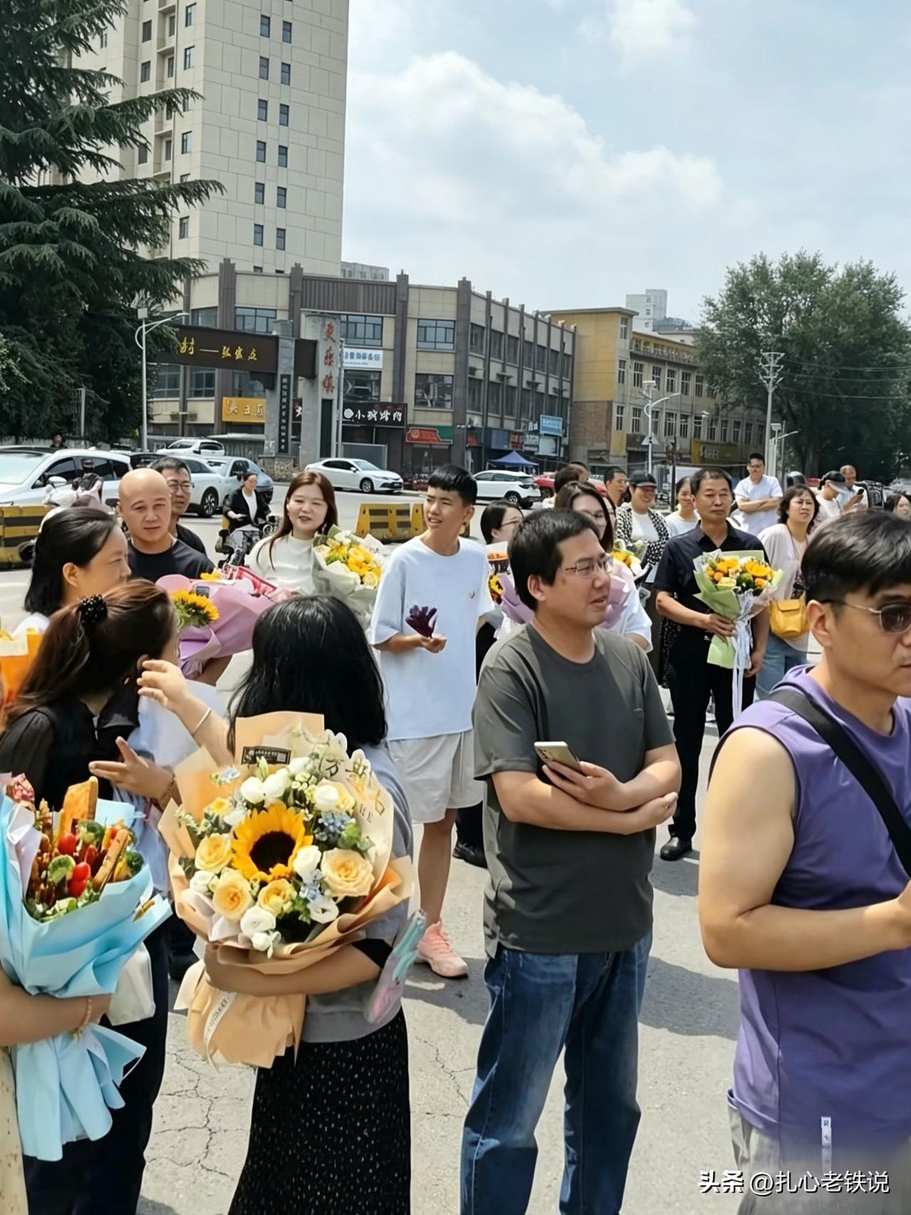 我发现一个奇怪的现象，昨天中学校门口手捧鲜花的父母都笑容满面，没捧花的家长表情都