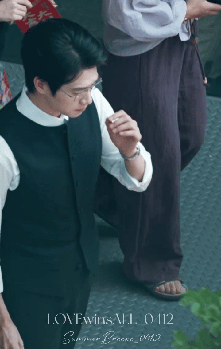 艳艳路过俺善一善🌻 像太阳一样，只是散发光芒，温暖万物而无分别。 