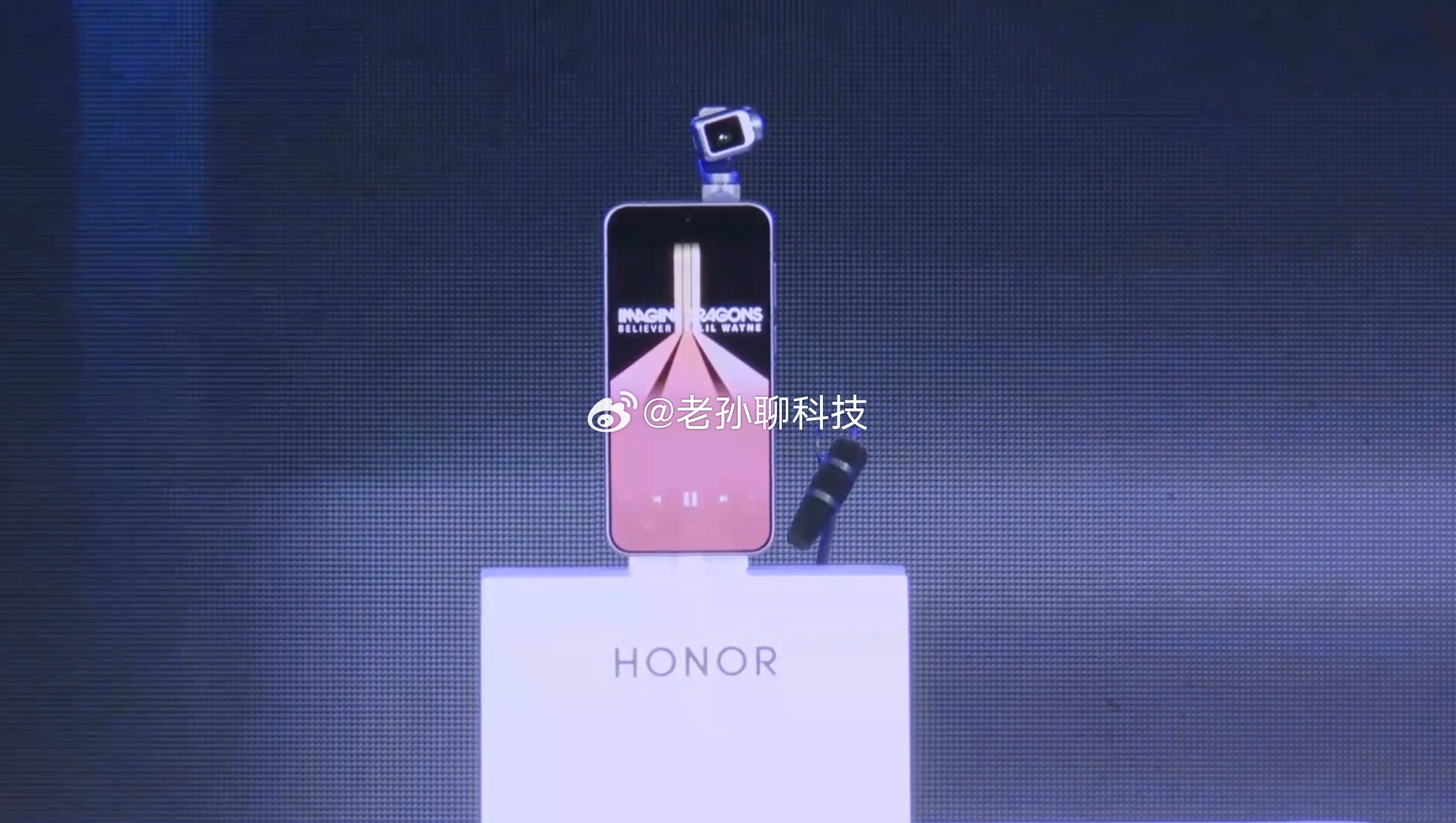 荣耀RobotPhone在MWC2026亮相，开创机器人手机新品类，融合具身智能