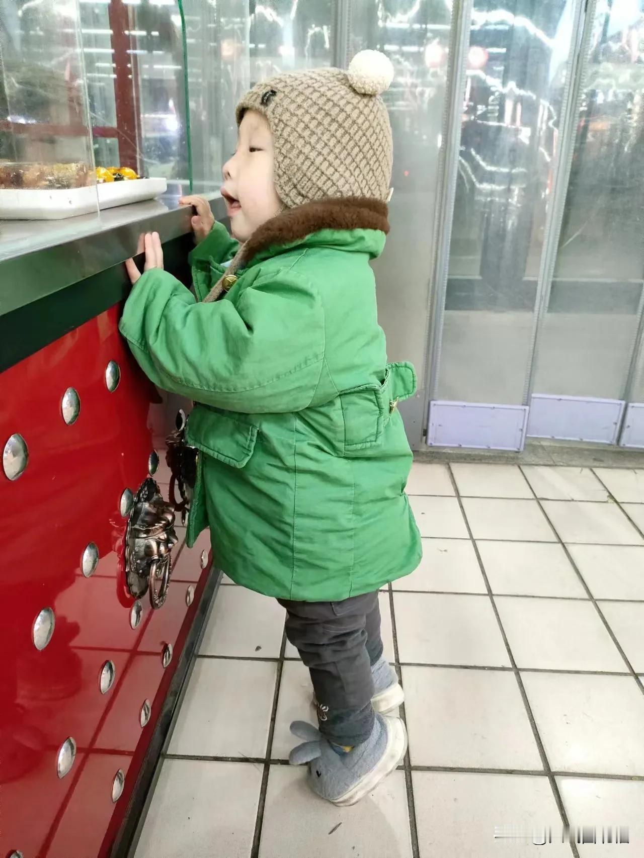 让我瞧瞧这是啥好吃的