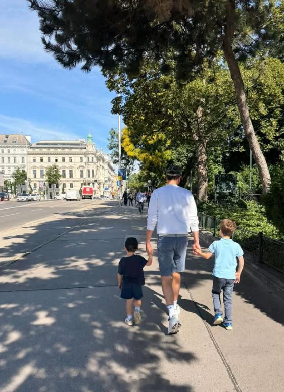 8.3 英国尤金妮公主在葡萄牙里斯本生下了她和驸马杰克的第三个孩子：健康的闺女（