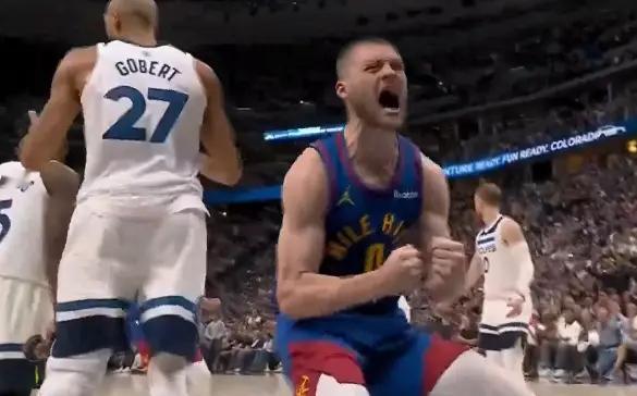 NBA季后赛，掘金对阵森林狼的比赛正在进行中。第四节比赛中，布劳恩过掉兰德尔飞扣