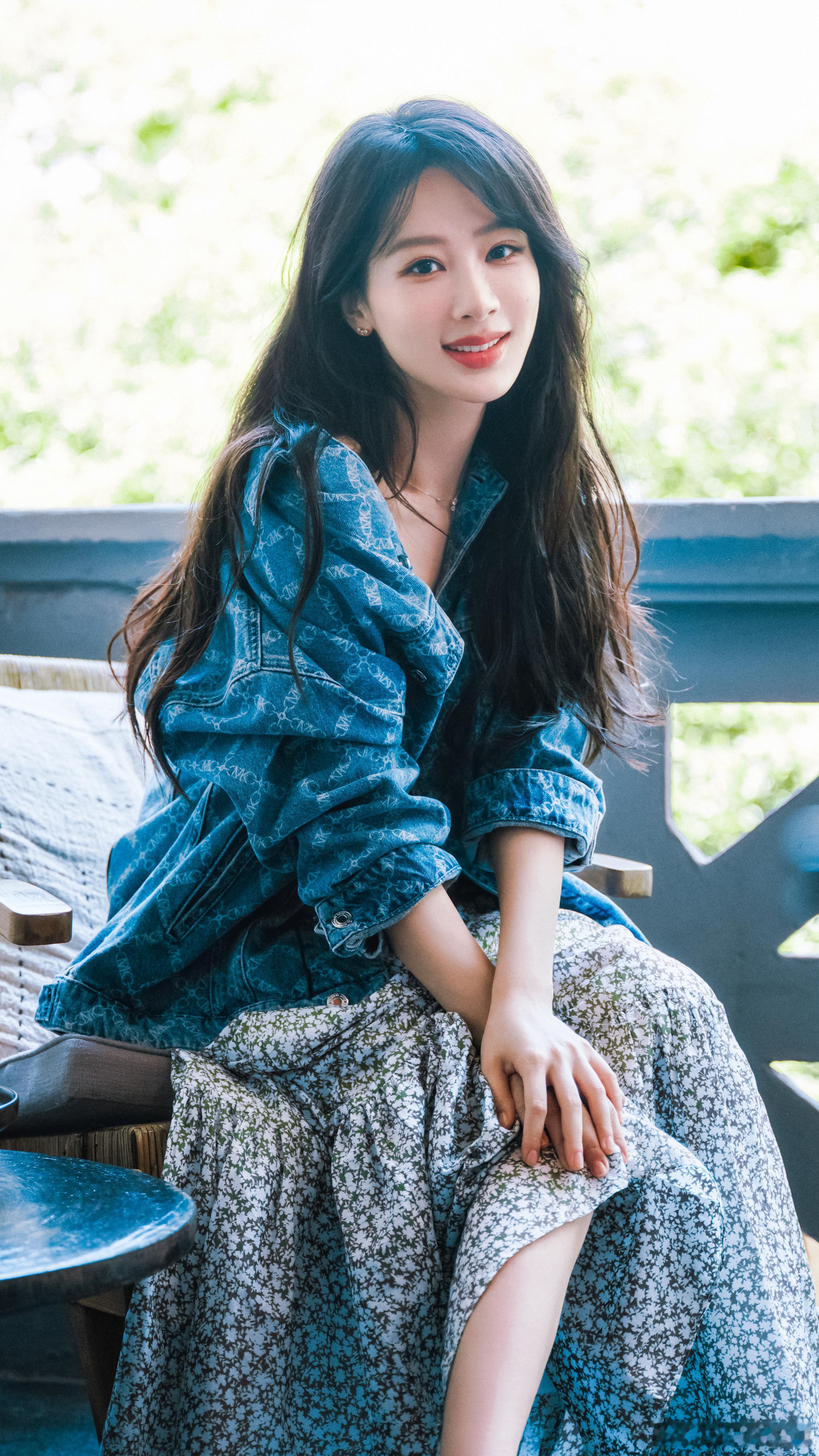 Prada给杨紫推了6月的《时尚芭莎》[收到] ​​​
