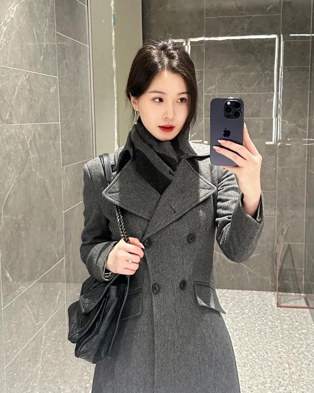 灰色长款风衣，高端大气上档次，还有塑腰的设计，非常棒气质风衣穿搭 气质风衣外套 