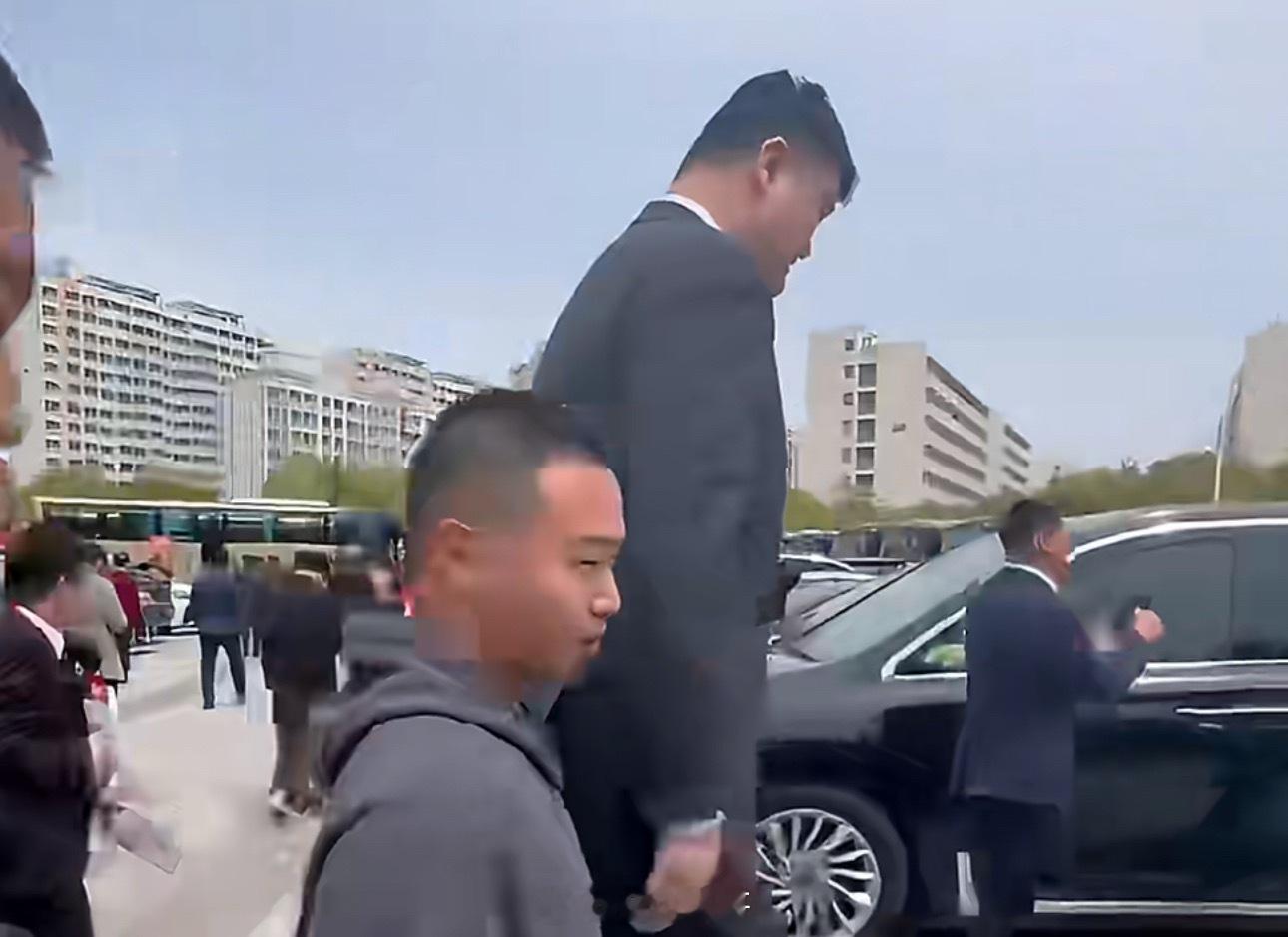 上交校友追着姚明合照一把加大座椅，藏着母校八年不变的温柔。从毕业典礼到百卅校庆，