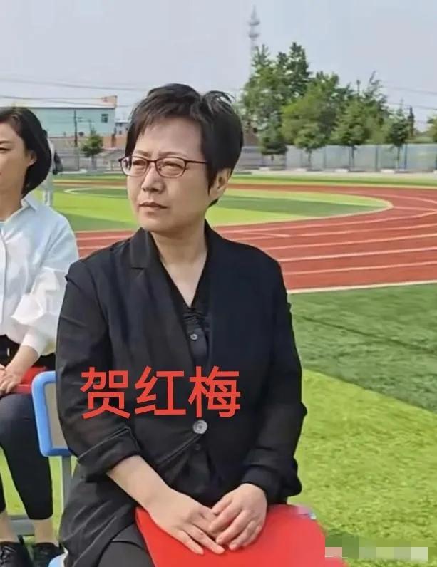 现身吉林参加活动的央视主持人贺红梅已是眉膀眼肿，满脸沧桑，与之前的精致端庄几乎判