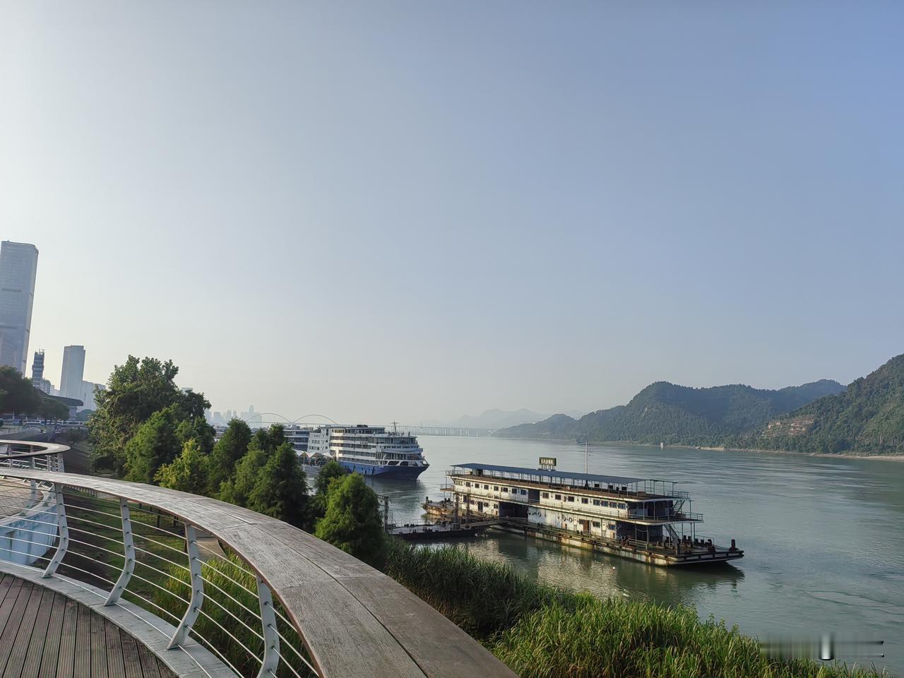 波澜壮阔，景色优美，阳光明媚，空气新鲜！