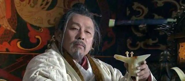 刘邦能搞定六国旧贵族，全靠几招狠的。


首先直接强制搬家，把那帮在老家有根基的