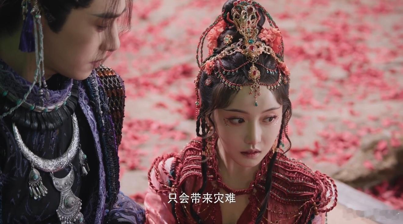 姜贞羽戴着妙脆角就开大了 谁懂啊！姜贞羽打戏里指套擦过剑刃带起寒光的画面，满是破