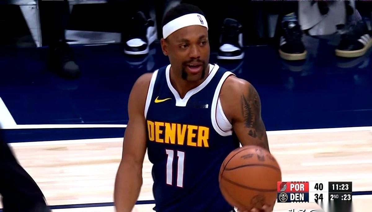 掘金队昨晚险胜开拓者，137:132的比分刚定格。可这场“赢球”的赛后，球迷的怒