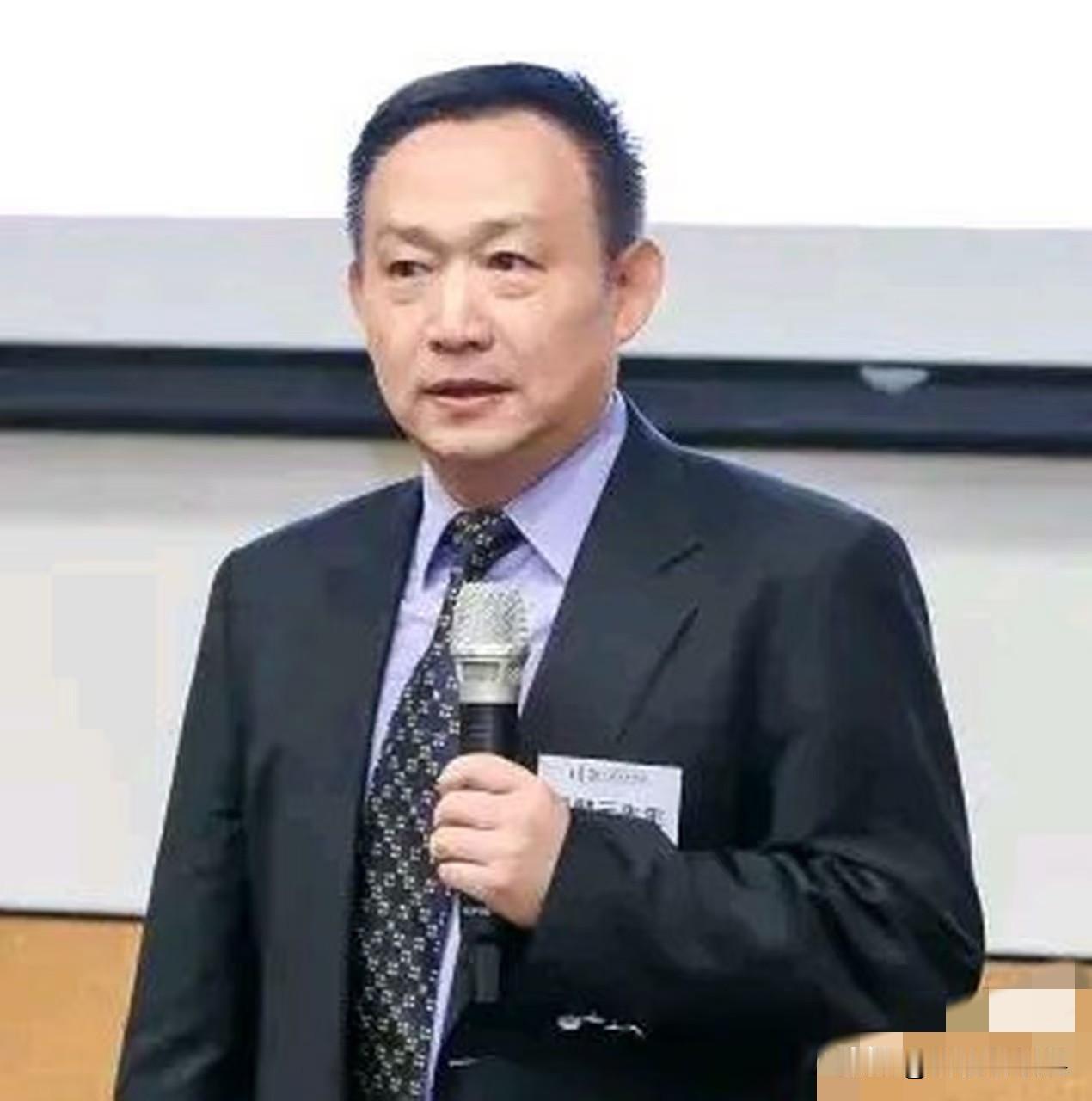 有人想把我们喝的水、用的电、上的网，打包卖给资本。还生怕我们看懂，特地用英文写论