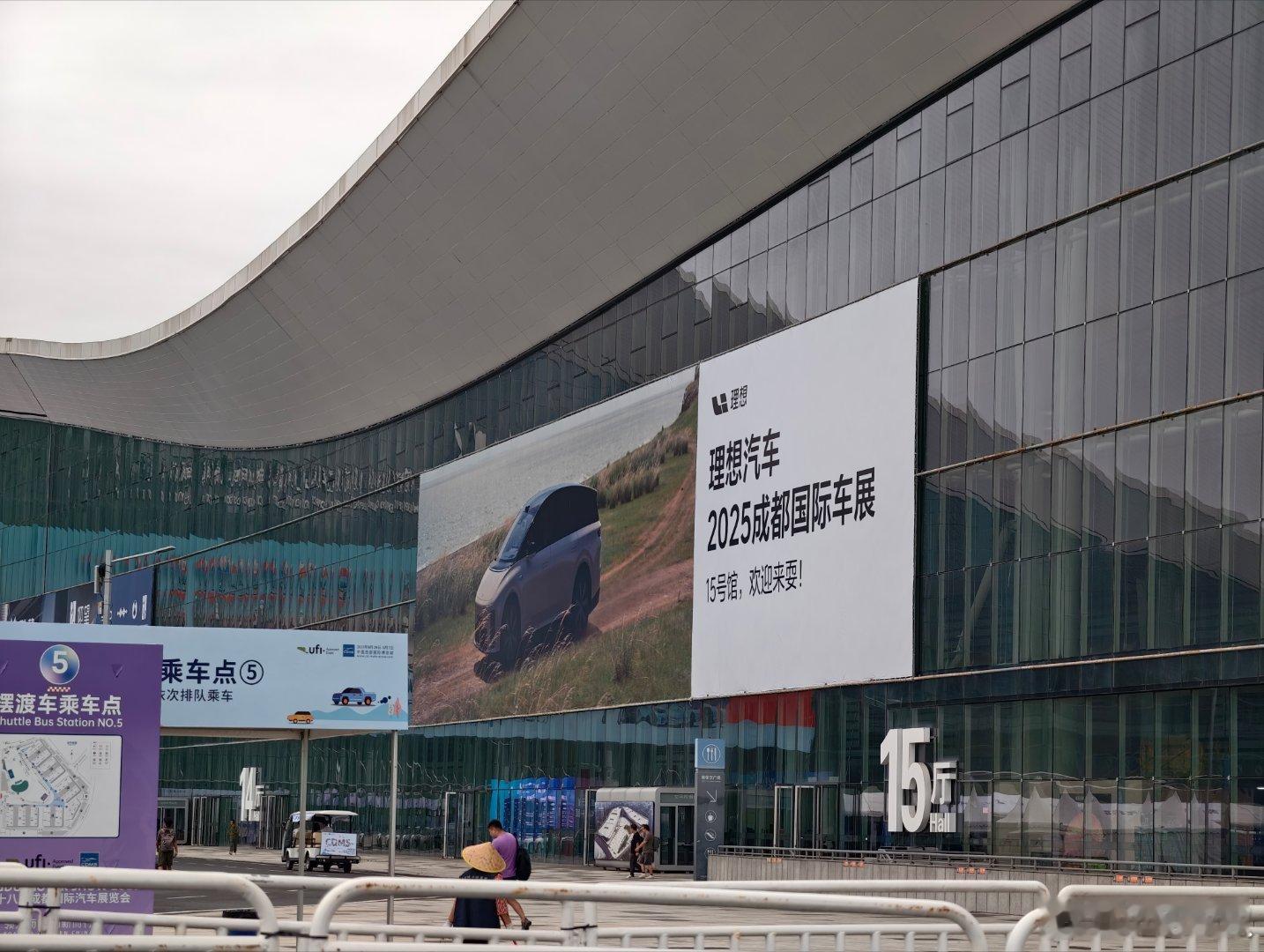 户外广告，理想 i8！ ​​​