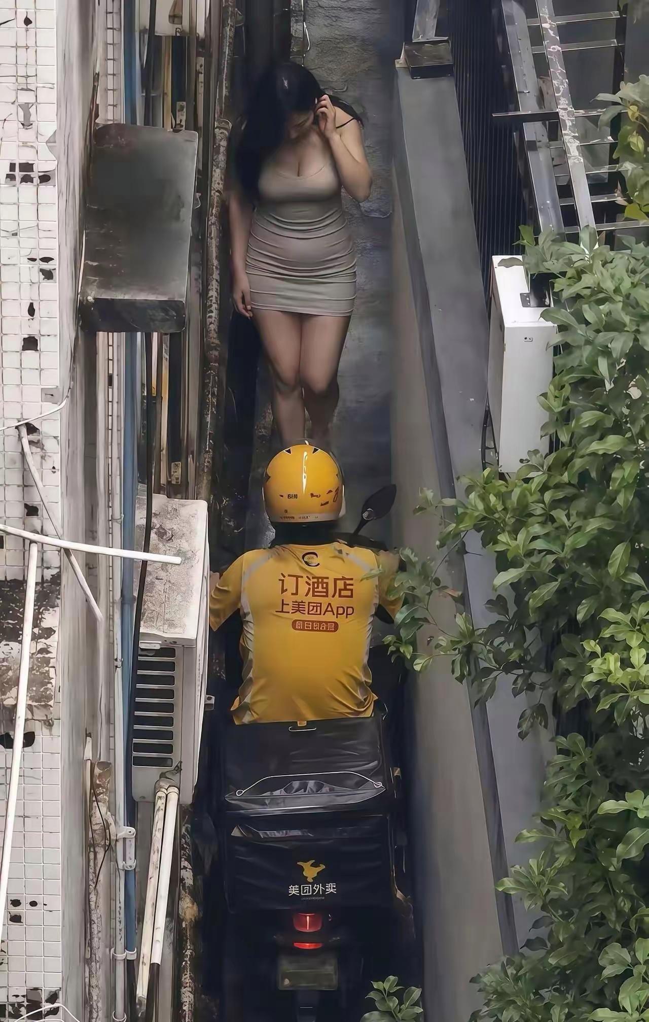 估计导航导迷路了吧？这狭路相逢该怎么过？两个人一直堵在这里，谁也不让谁！外卖小哥