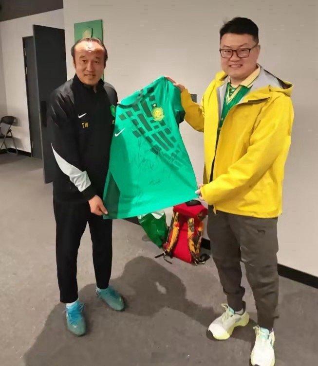 暖心！国安向被皮球击中眼镜的球迷赠全队签名球衣 领队陶伟+队长张稀哲出面北京时间