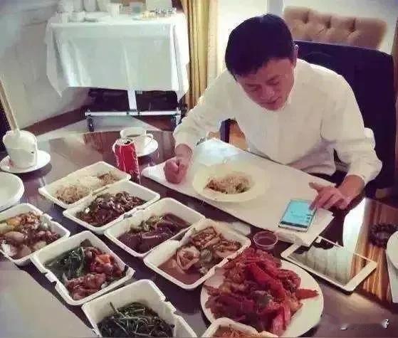 毛主席早就说过:社会主义社会是一个相当长的历史阶段，在这个历史阶段中，始终存在着