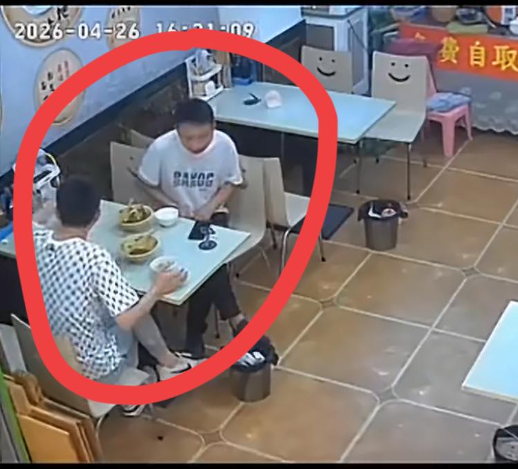 两小仙男吃了两碗面大摇大摆的跑了，让老板气愤不已。本来生意差的要死，好不容易等来