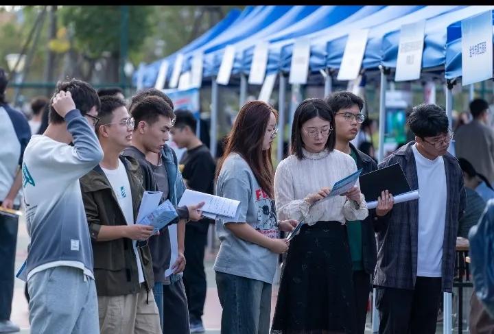 难以理解！以前大学生一毕业就包分配有工作，可为什么现在工资最低且失业率最高的却是