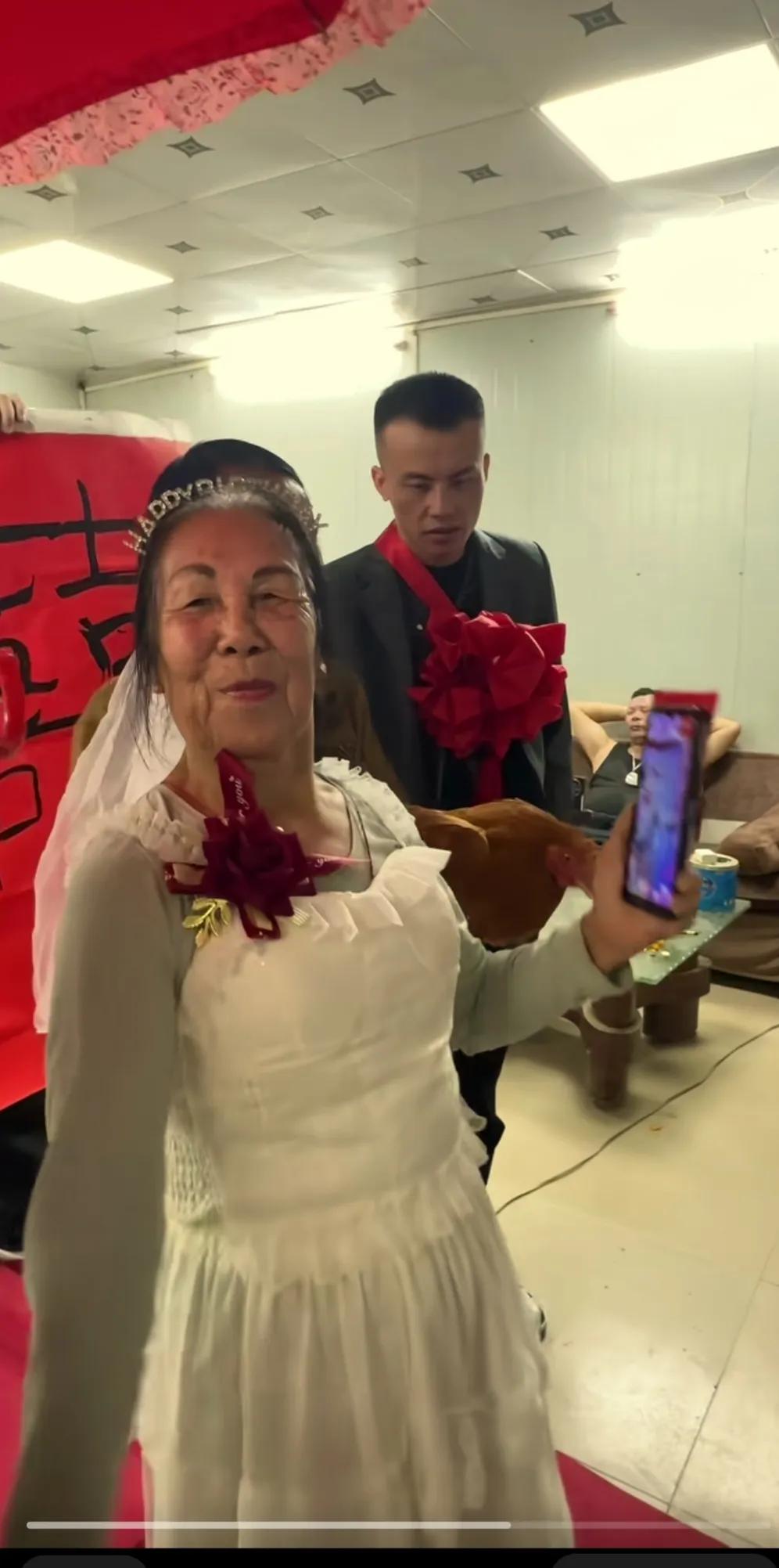 这么年轻帅气的小伙子，娶了一个老太太。
图什么呢……
老太太嫁给了这么帅气的男人