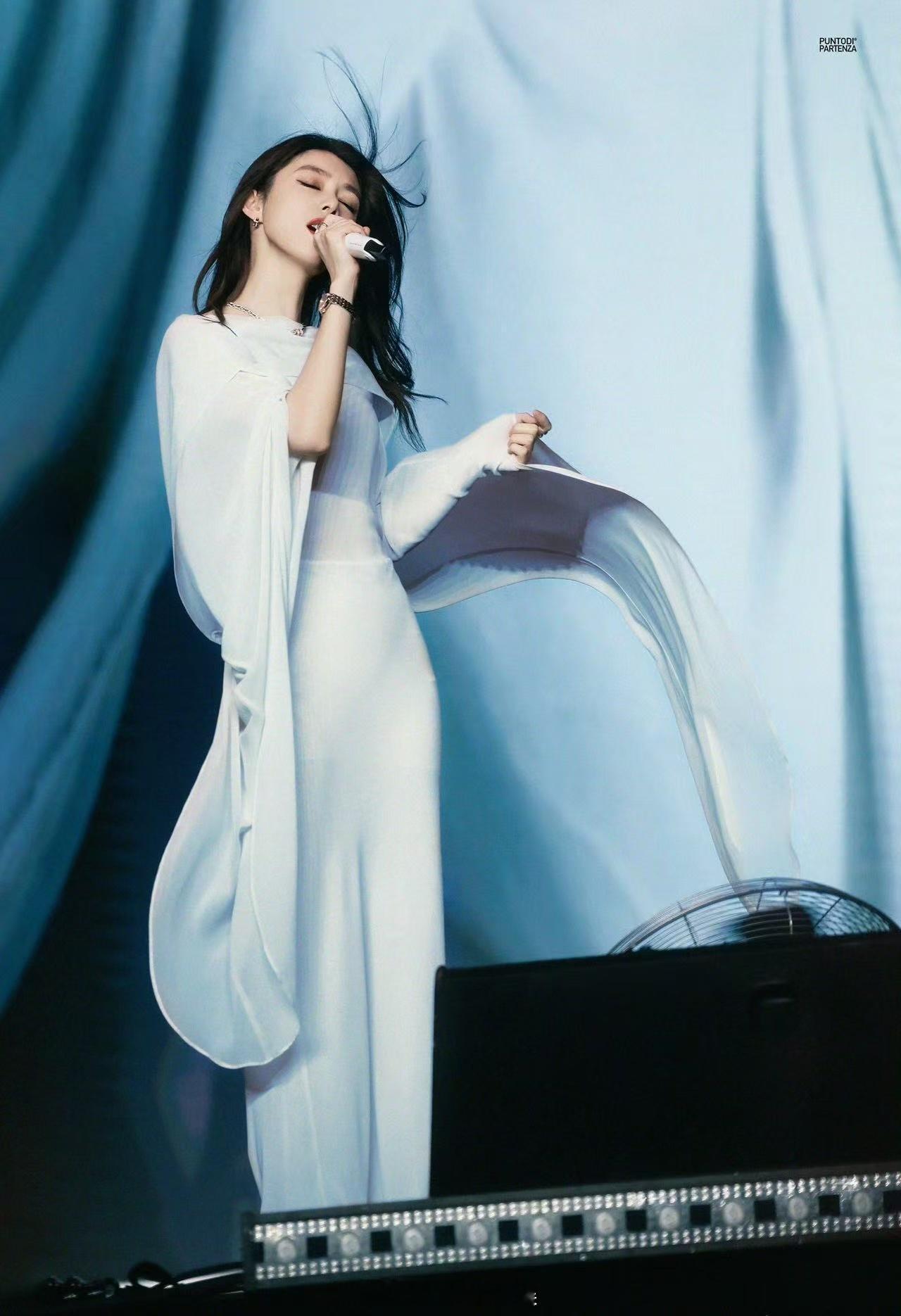 傅菁新歌首次尝试情歌作词2025新专辑《她他》第二支单曲《回不去了》来啦！除了首