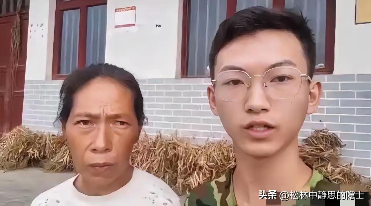 泪目！贵州遵义，奶奶抚养孙子15年，孙子考上大学后递来一个信封，老人打开后当场哭
