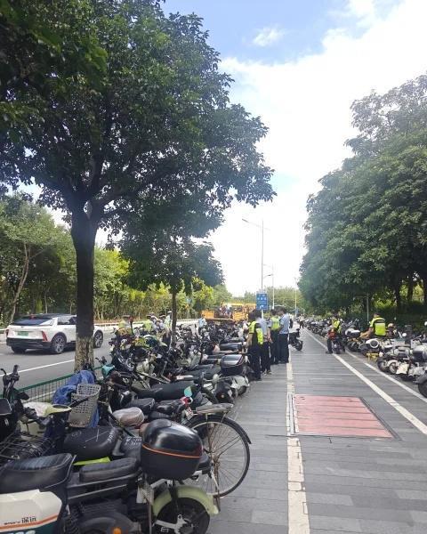 10.20广州凯德广场查电动自行车
不知道会不会查异地车牌，吓得我赶紧开走[笑哭