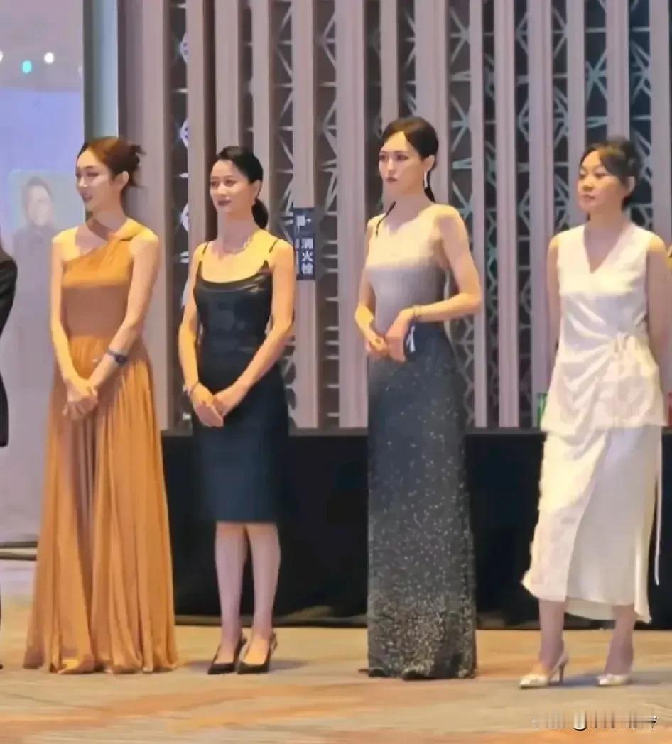 闫妮好有松弛感，唐嫣、姜妍、倪虹洁都比她站的笔挺。不过闫妮曾经是军人，真要一心讲