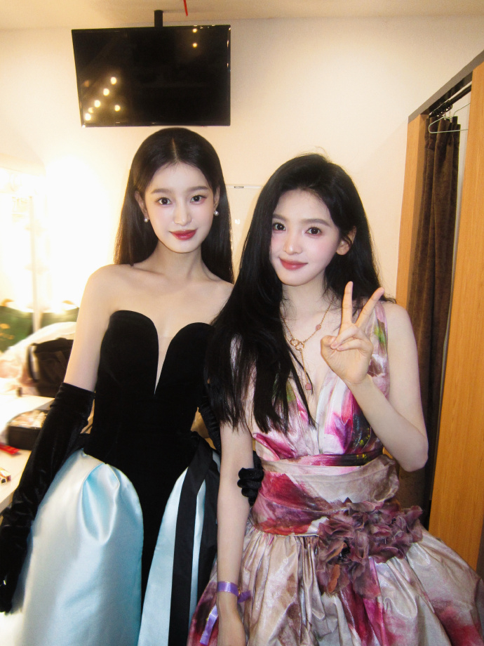 桑稚温以凡合照 《偷偷藏不住》电影版女主朱珞宁晒与章若楠合照，桑稚温以凡同框咯！