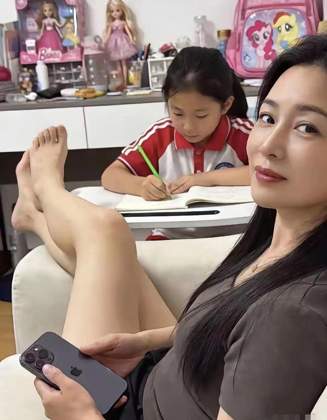 看着好惬意啊！
在家里主打就是怎么舒服怎么来