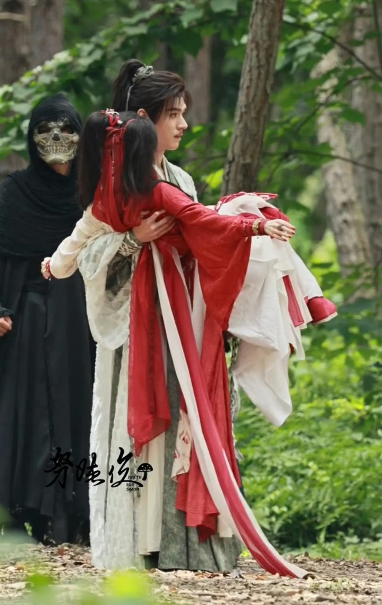 还得是龚俊啊，抱个女演员轻轻松松甚至还转了几圈，这就是常年健身加极度自律的成果嘛