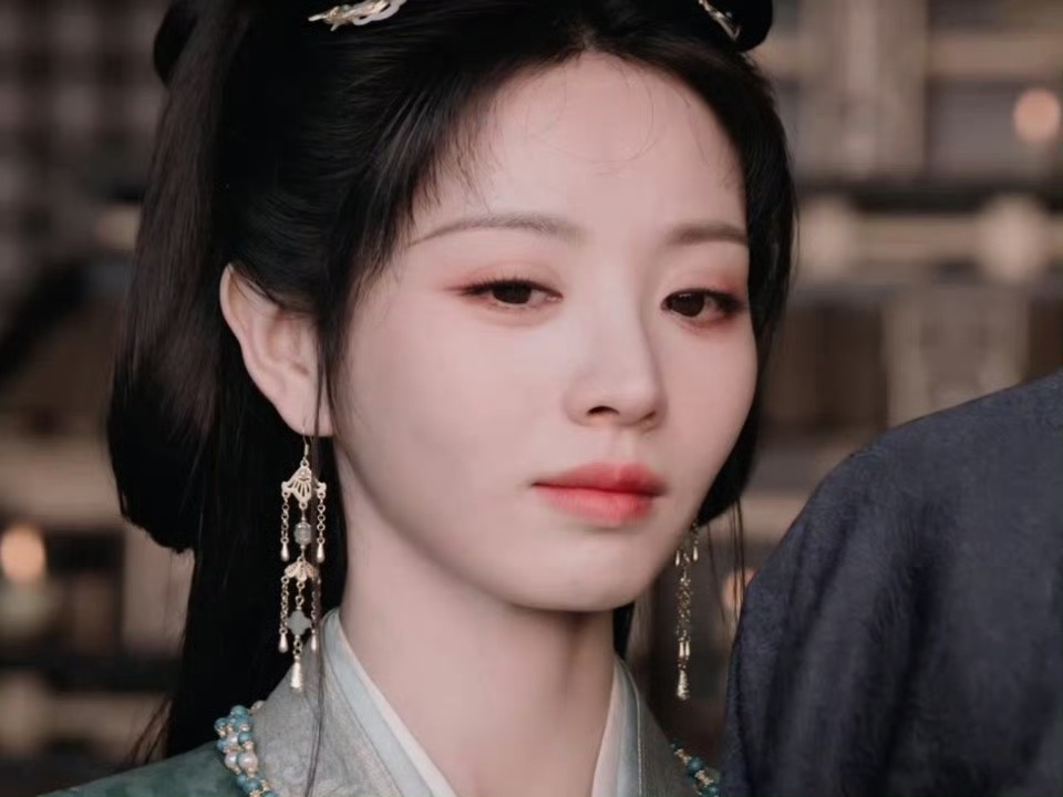 田曦薇 我望着你不肯后退的眼睛田曦薇把倔强揉进眼神里，直直望向你，不回避、不妥协